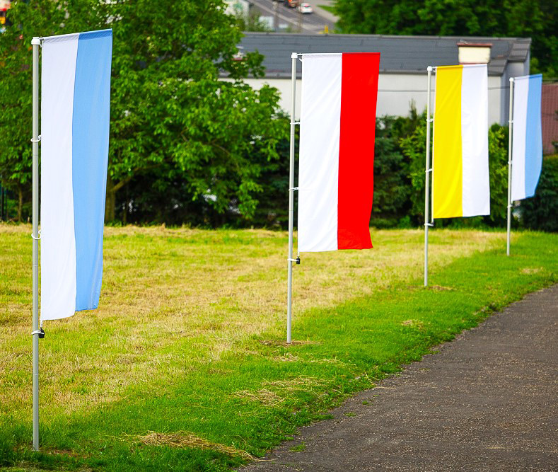 Maszty mobilne przewężane baner